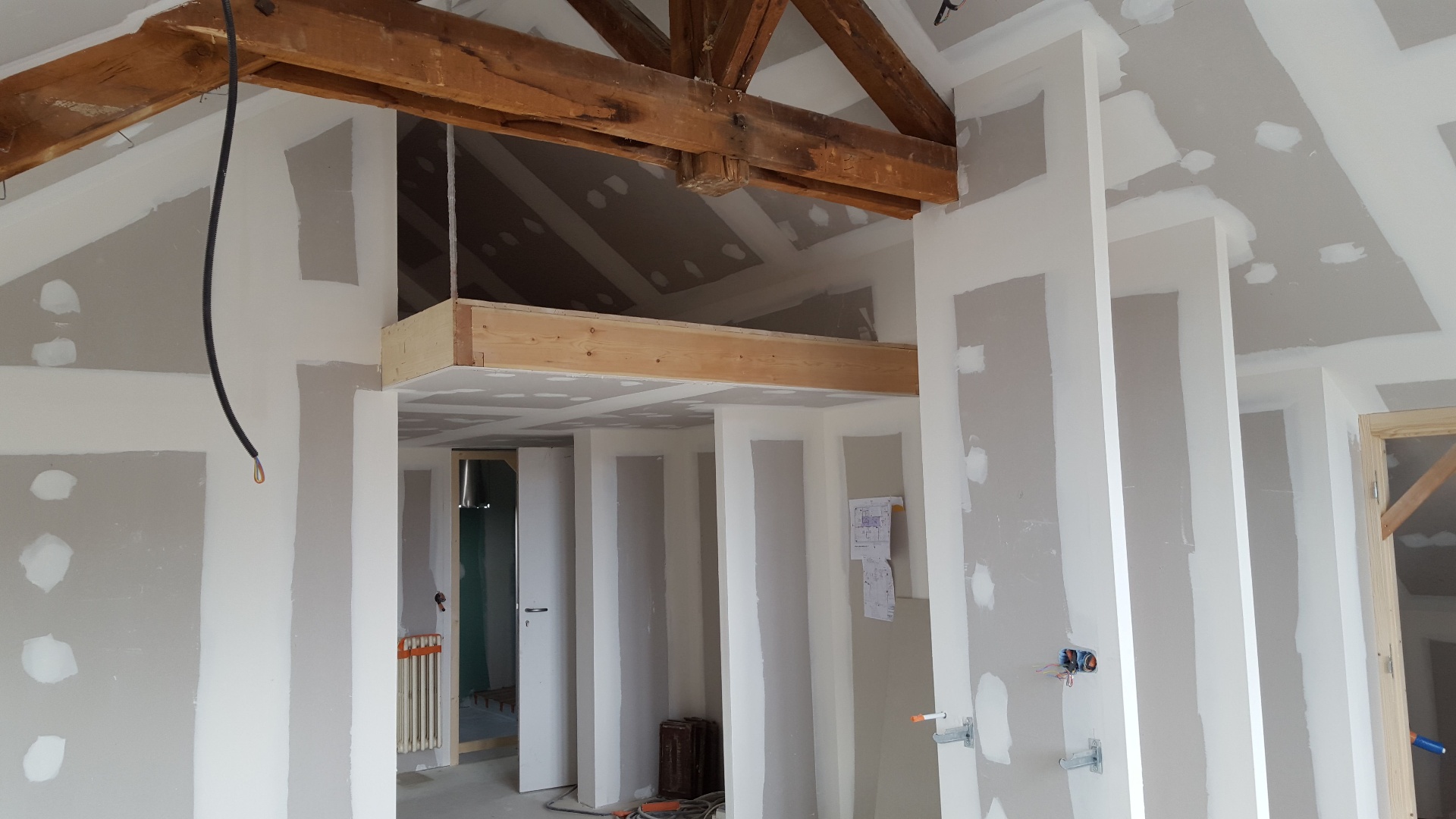 Plaquiste professionnel posant du placo et finissant les joints sur un chantier à Cannes